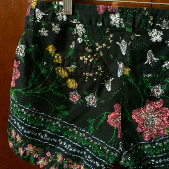 Pretty black floral everyday shorts size 4 - Picture 6 of 9
